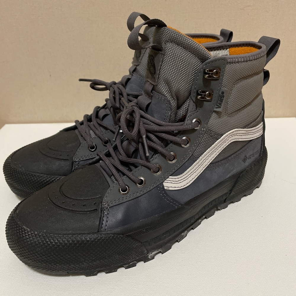 Vans 3M goretex gore-Tex MTE boots. Super warm fleece insulated. Size 9